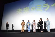 森圭介アナウンサー(左端)に「森さんはもう……」と話しかける星野源(右から2番目)。