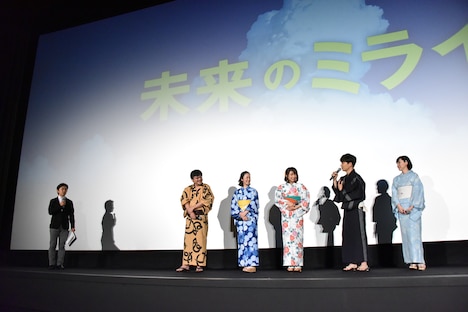 森圭介アナウンサー(左端)に「森さんはもう……」と話しかける星野源(右から2番目)。
