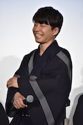笑う星野源。