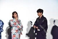 上白石萌歌（左）をうちわで仰ぐ星野源（右）。