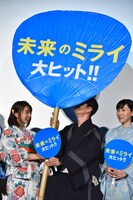 うちわに隠れる星野源（右から2番目）。