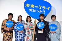 左から細田守監督、黒木華、上白石萌歌、星野源、麻生久美子。