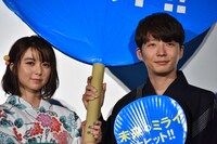 大きなうちわを持つ上白石萌歌、星野源。