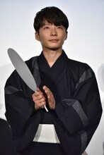 拍手をする星野源。