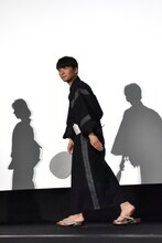 退場する星野源。