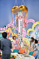 くす玉を割るNegicco。