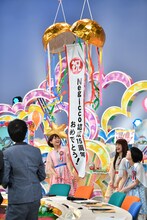 くす玉を割るNegicco。