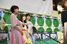 フリーイベント前にテレビの取材を受けるNegicco。