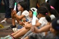 最前列に招待されたちびっ子たち。