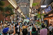 ネギ色のペンライトに照らされた古町7番商店街。