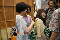 ステージ裏でアンコールの準備をするNegicco。