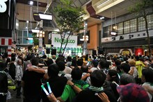 ラインダンスするNegiccoファン。