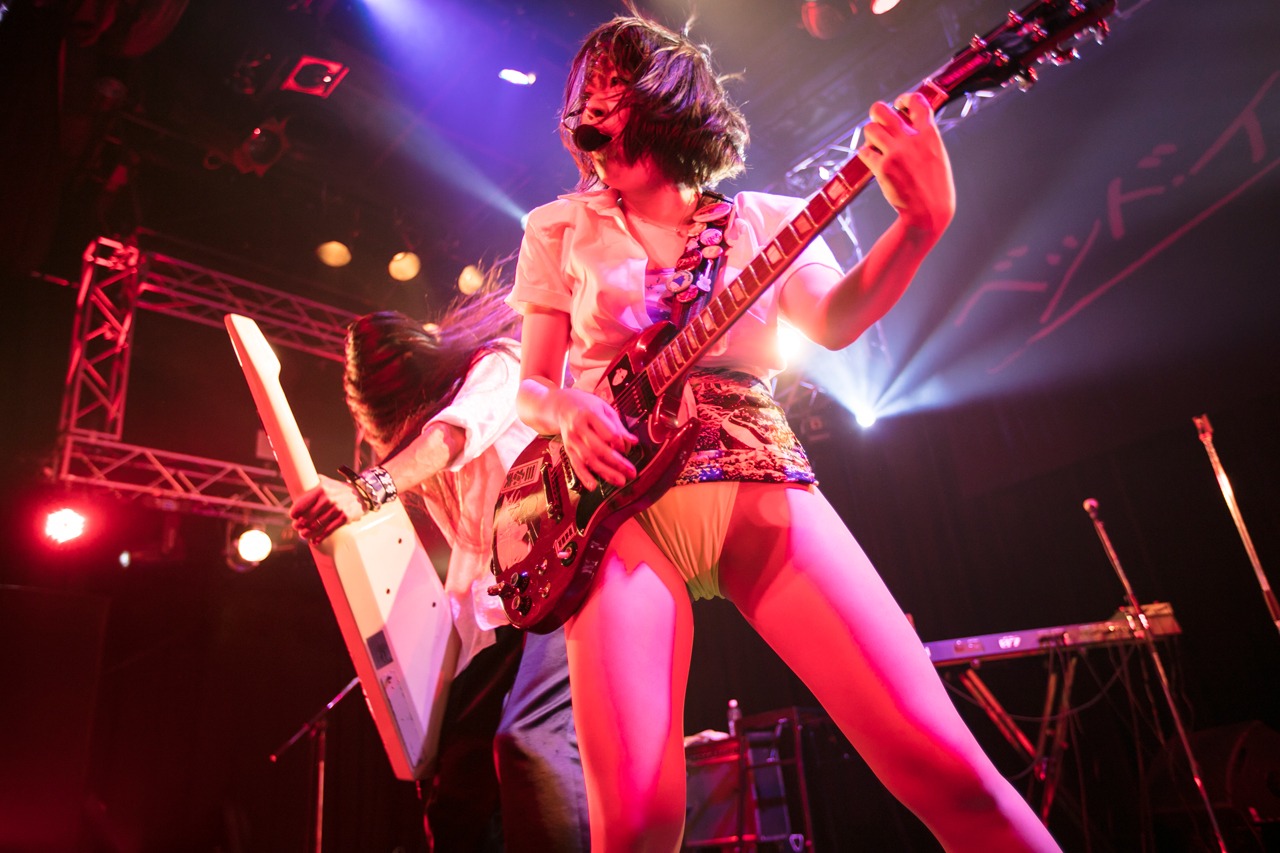 左から舐める派JAPAN（Key）、中尊寺まい（Vo, G）。（Photo by shimboyuki）