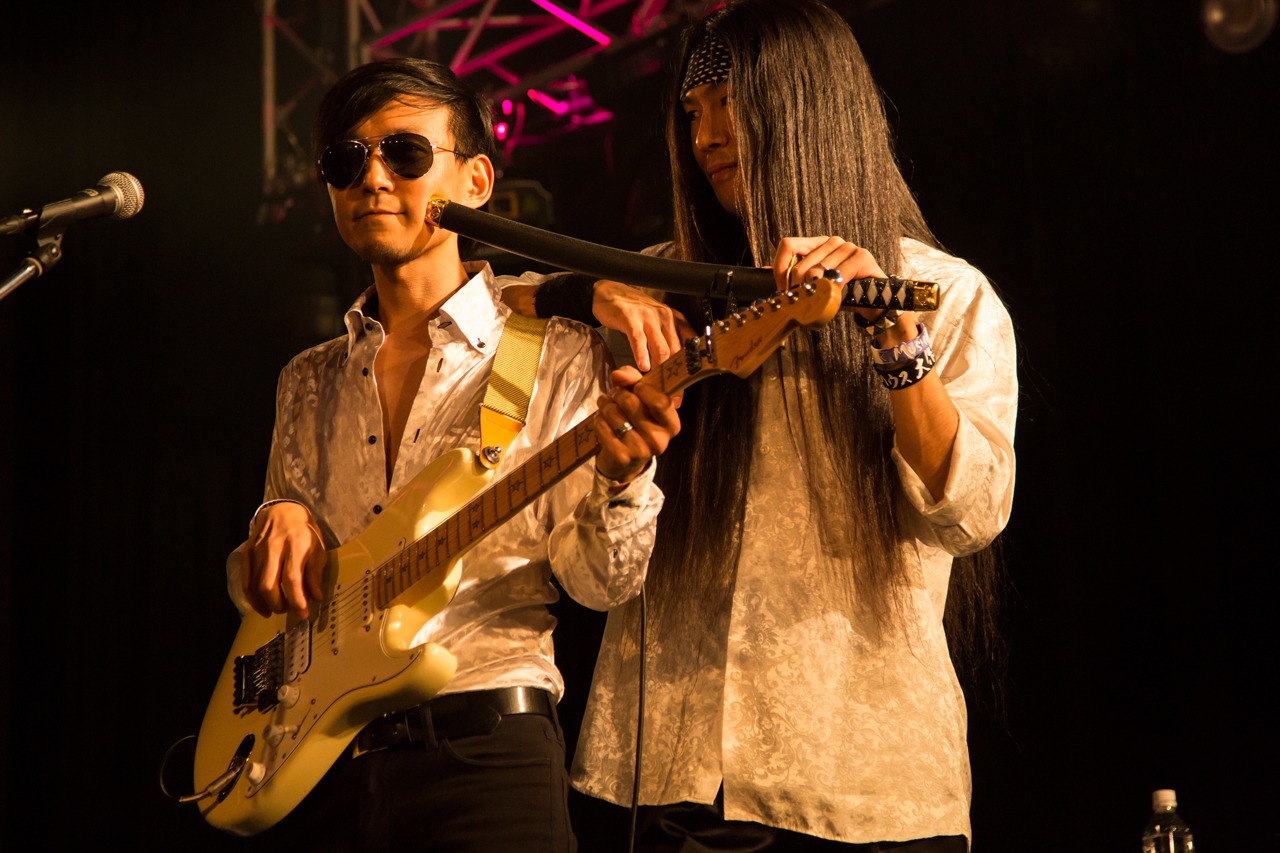 左からポリネシアン・キヨII世（G）、舐める派JAPAN（Key）。（Photo by shimboyuki）