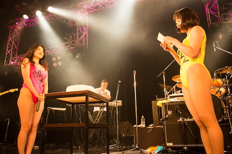 益子寺かおり(Vo)に向けて書きつづった手紙を読む中尊寺まい(Vo, G)。(Photo by shimboyuki)