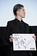 杉咲花へのメッセージを手にしたMIYAVI。