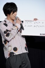 MIYAVIへのメッセージを手にした早乙女太一。