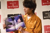 お気に入りのカットについて説明する板垣瑞生（M!LK）。