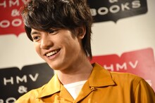 報道陣からの質問に応じる板垣瑞生（M!LK）。