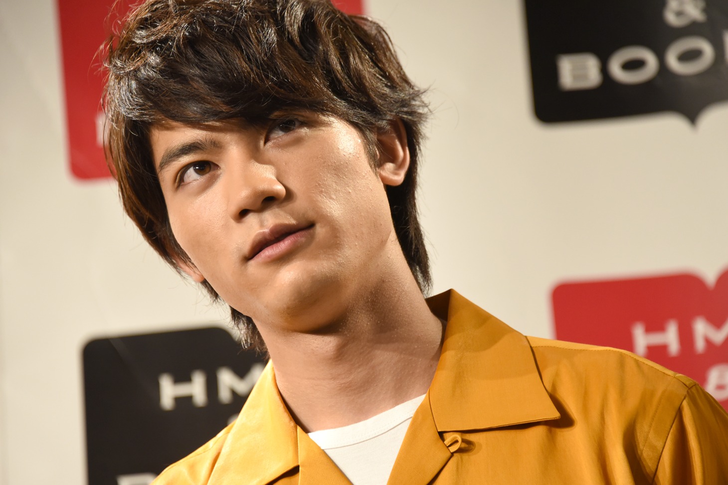 次に撮影で行ってみたい場所を考える板垣瑞生（M!LK）。