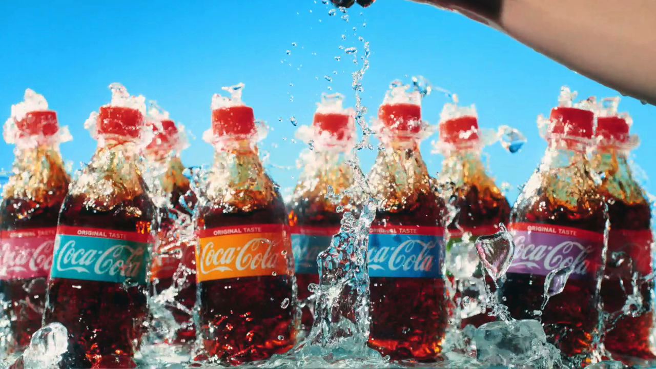 「コカ・コーラ」サマーキャンペーンのCM「コカ・コーラ サマー カラーボトル登場篇」のワンシーン。