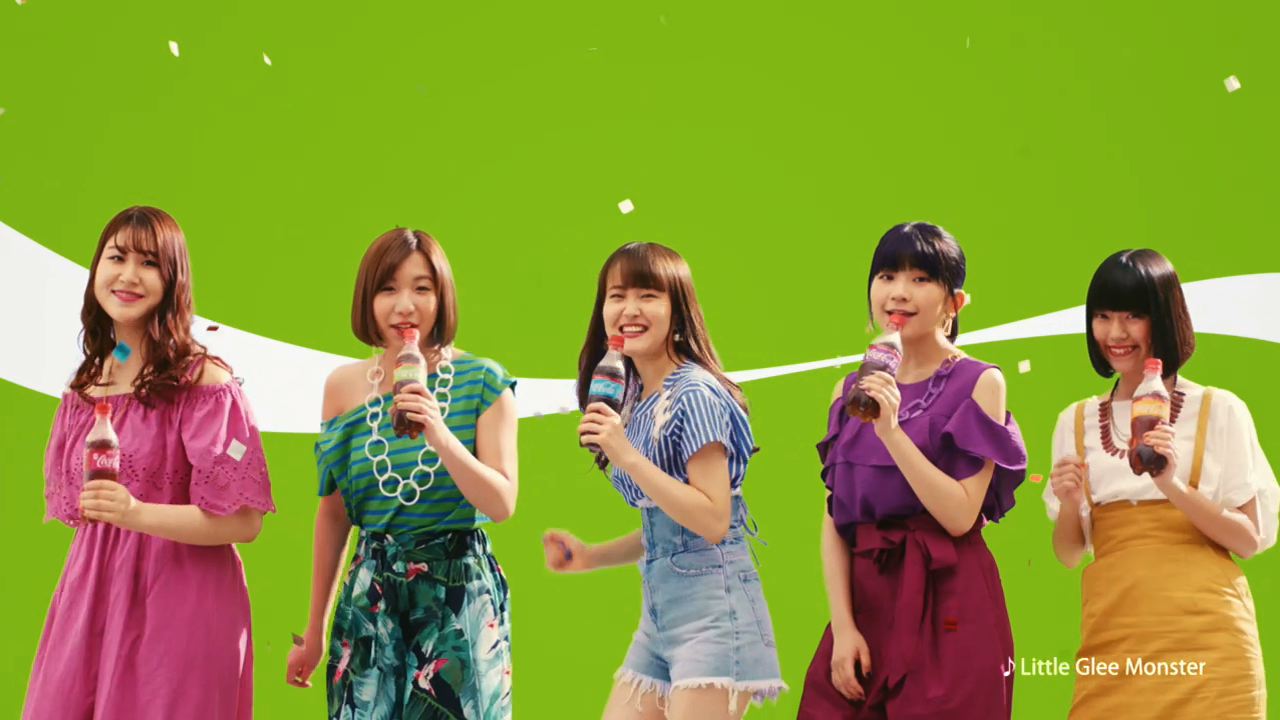「コカ・コーラ」サマーキャンペーンのCM「コカ・コーラ サマー カラーボトル登場篇」のワンシーン。