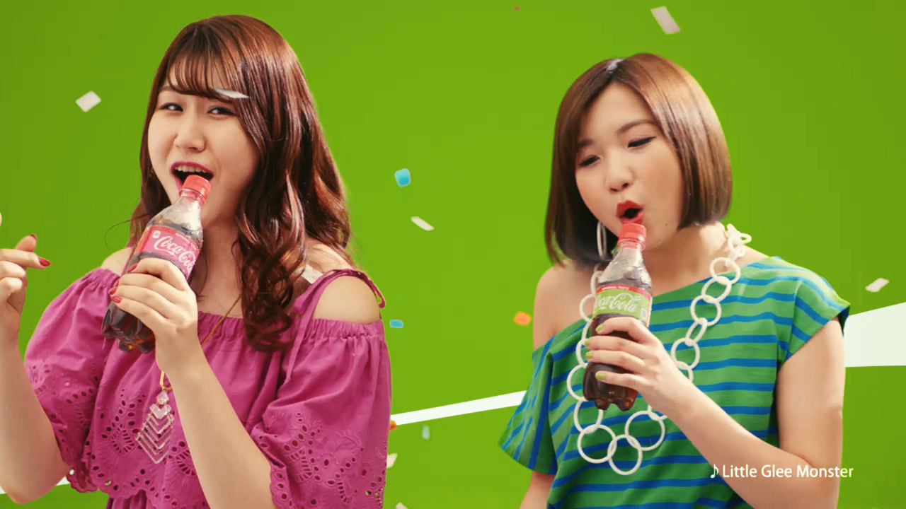「コカ・コーラ」サマーキャンペーンのCM「コカ・コーラ サマー カラーボトル登場篇」のワンシーン。