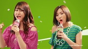 「コカ・コーラ」サマーキャンペーンのCM「コカ・コーラ サマー カラーボトル登場篇」のワンシーン。