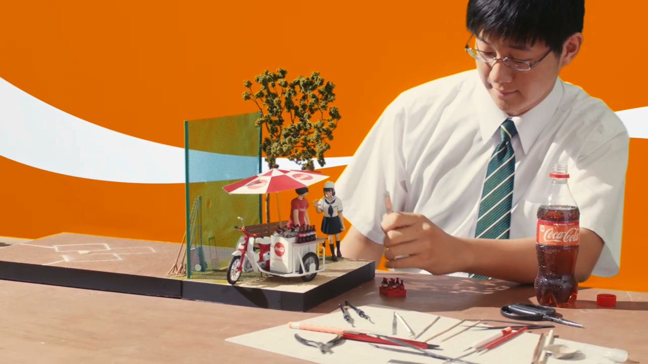 「コカ・コーラ」サマーキャンペーンのCM「コカ・コーラ サマー カラーボトル登場篇」のワンシーン。