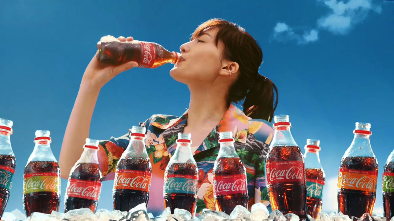 「コカ・コーラ」サマーキャンペーンのCM「コカ・コーラ サマー カラーボトル登場篇」のワンシーン。