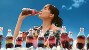 「コカ・コーラ」サマーキャンペーンのCM「コカ・コーラ サマー カラーボトル登場篇」のワンシーン。
