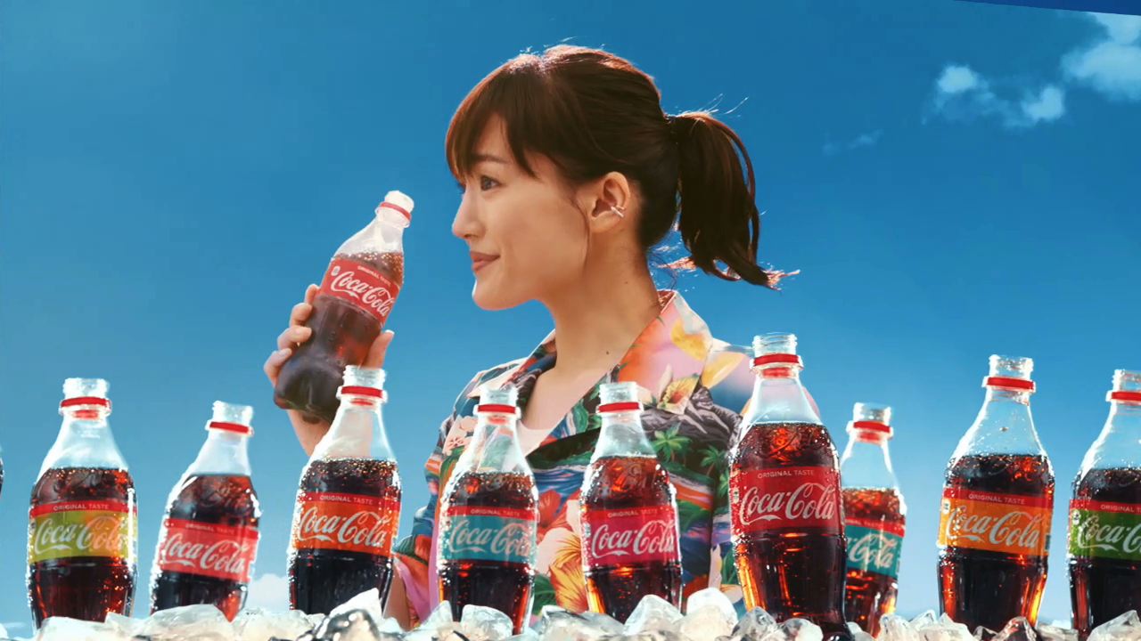 「コカ・コーラ」サマーキャンペーンのCM「コカ・コーラ サマー カラーボトル登場篇」のワンシーン。
