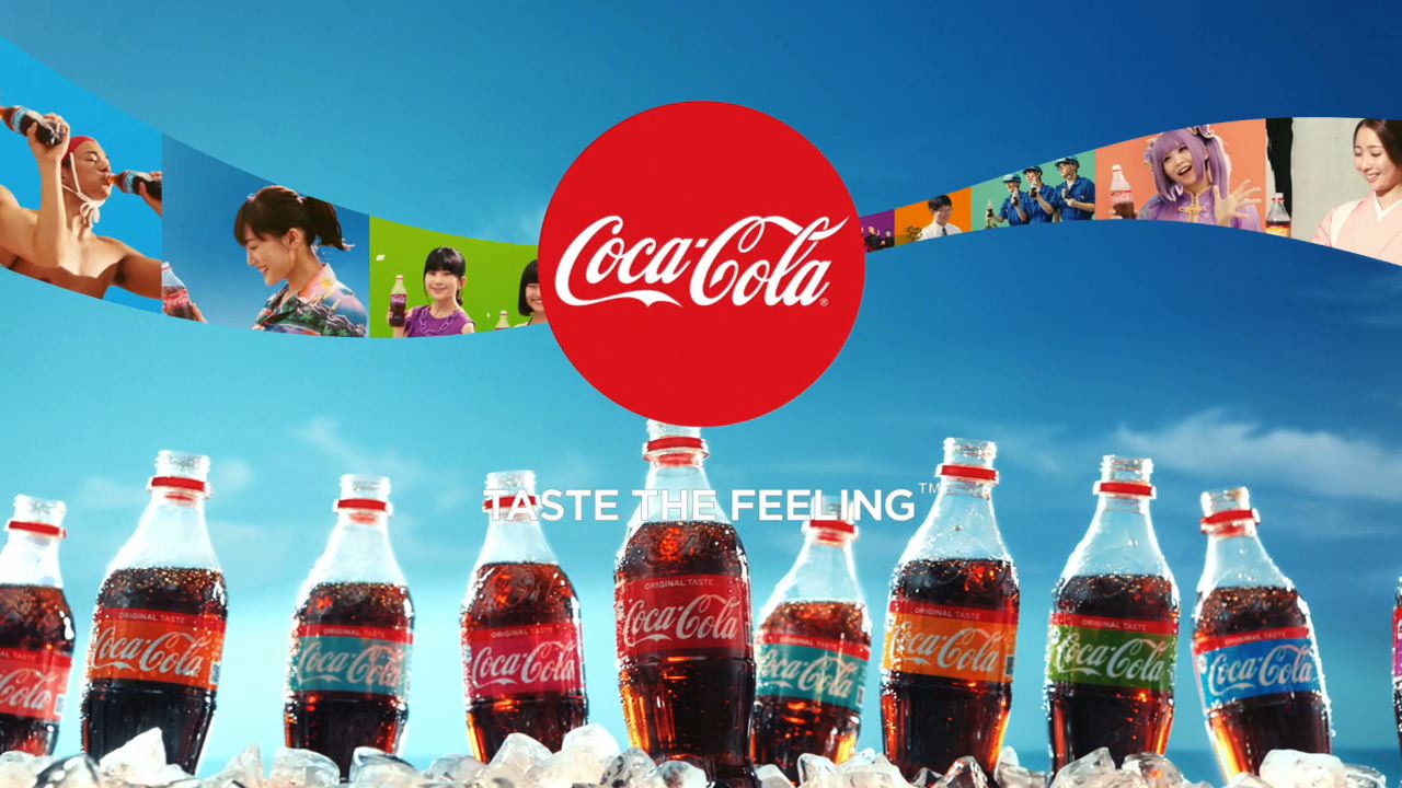 「コカ・コーラ」サマーキャンペーンのCM「コカ・コーラ サマー カラーボトル登場篇」のワンシーン。