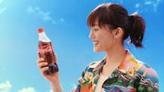 「コカ・コーラ」サマーキャンペーンのCM「コカ・コーラ サマー カラーボトル登場篇」のワンシーン。