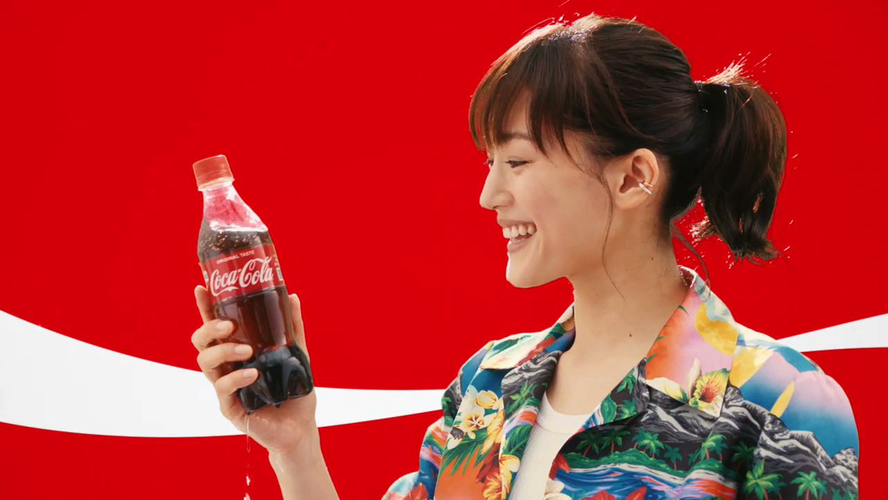 「コカ・コーラ」サマーキャンペーンのCM「コカ・コーラ サマー カラーボトル登場篇」のワンシーン。