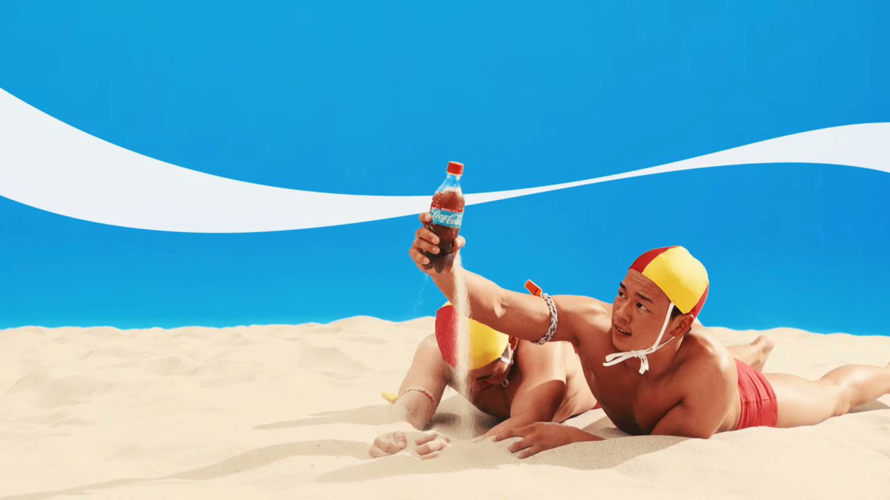 「コカ・コーラ」サマーキャンペーンのCM「コカ・コーラ サマー カラーボトル登場篇」のワンシーン。