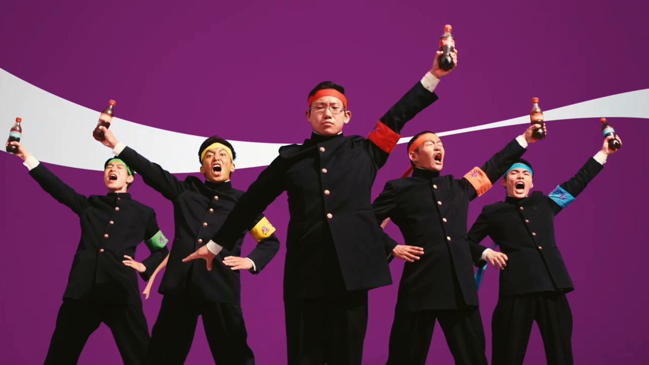「コカ・コーラ」サマーキャンペーンのCM「コカ・コーラ サマー カラーボトル登場篇」のワンシーン。
