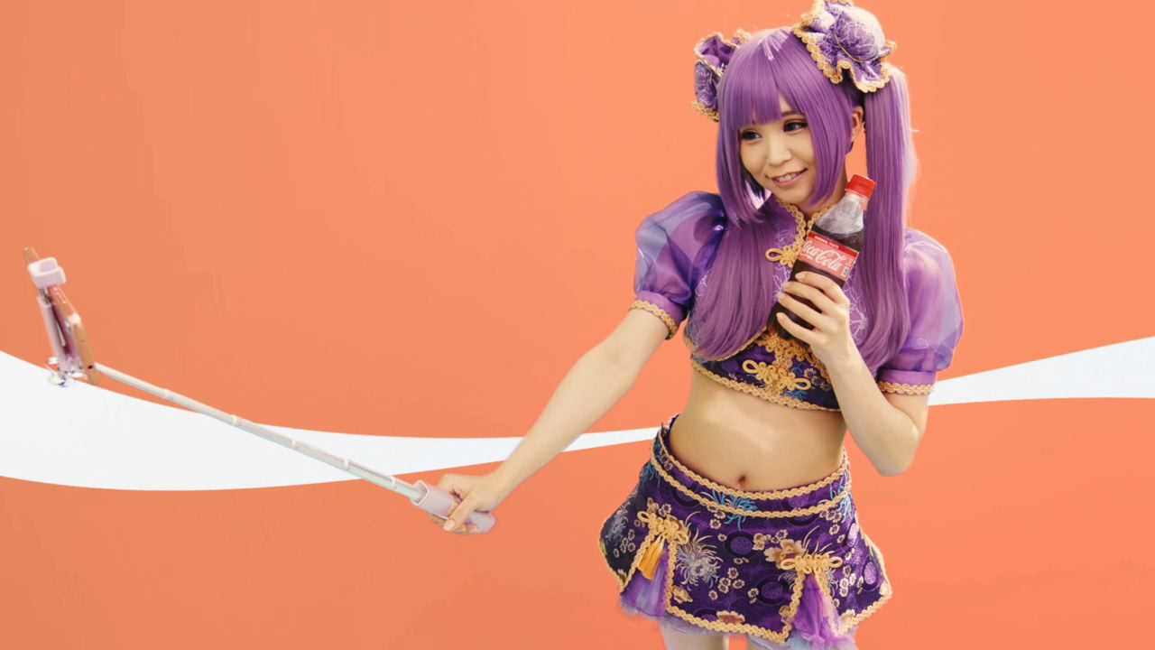 「コカ・コーラ」サマーキャンペーンのCM「コカ・コーラ サマー カラーボトル登場篇」のワンシーン。