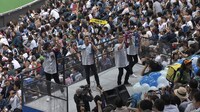 応援席で熱唱する怒髪天。