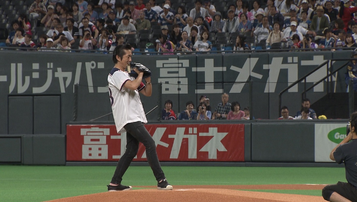 マウンドに立つ増子直純（Vo）。