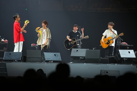 和やかにトークするコブクロとゆず。