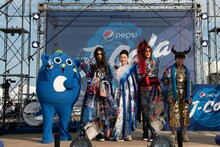 「ペプシ Jコーラ」を手にする怪物舞踏団。