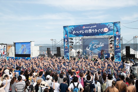 怪物舞踏団のライブ中の様子。