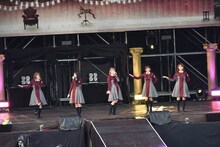 左から長沢菜々香、上村莉菜、小池美波、尾関梨香、米谷奈々未。