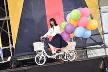 三輪自動車に乗って「100年待てば」を歌う長濱ねる。