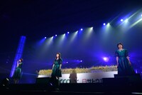 稲穂をバックに歌うNegicco。