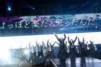 人気画像8位は「欅坂46『欅共和国』に4万5000人動員、新曲『アンビバレント』初披露」より、欅坂46「欅共和国2018」の様子。（撮影：上山陽介）