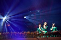 稲穂を前に歌うNegicco。