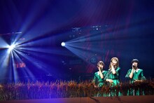 稲穂を前に歌うNegicco。