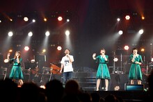 ステージで共演するNegiccoとconnie（左から2番目）。